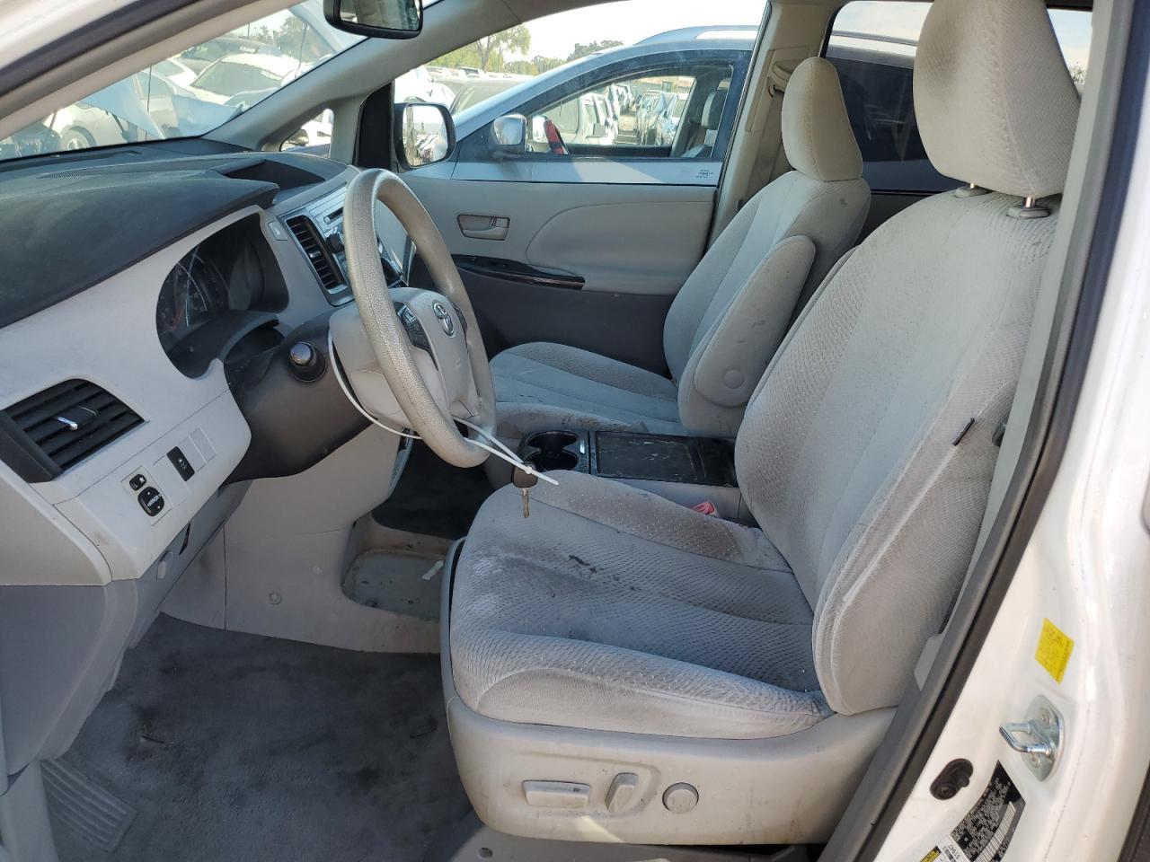 2011 TOYOTA SIENNA