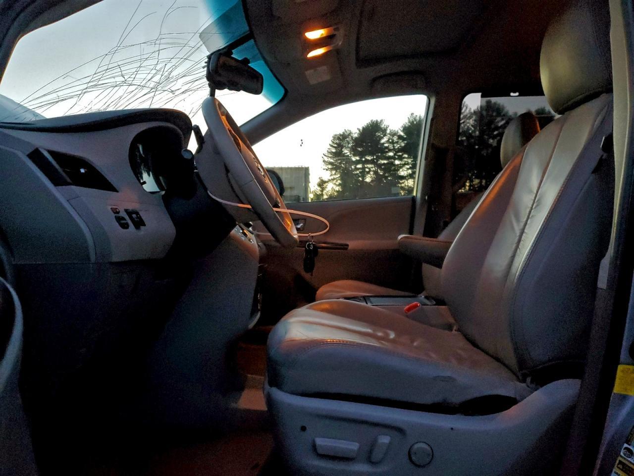2012 TOYOTA SIENNA