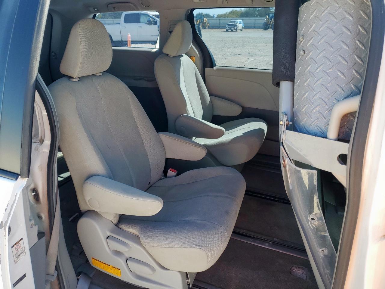 2012 TOYOTA SIENNA
