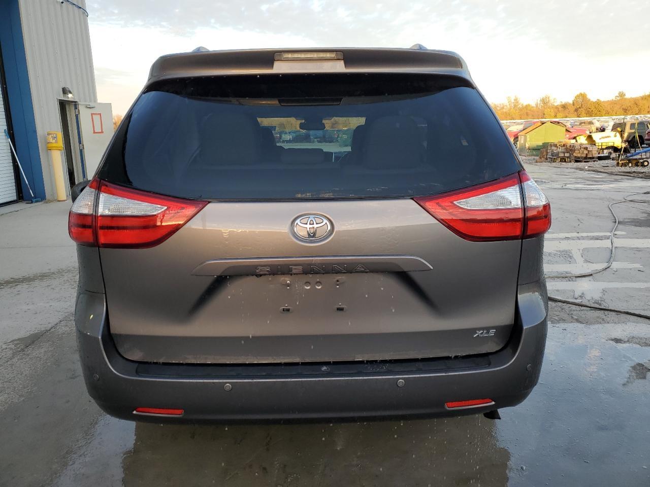 2016 TOYOTA SIENNA