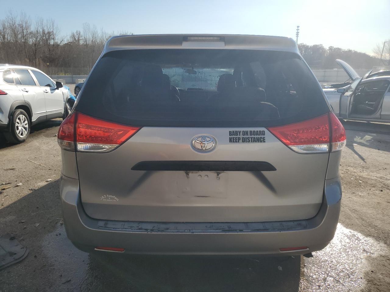 2011 TOYOTA SIENNA