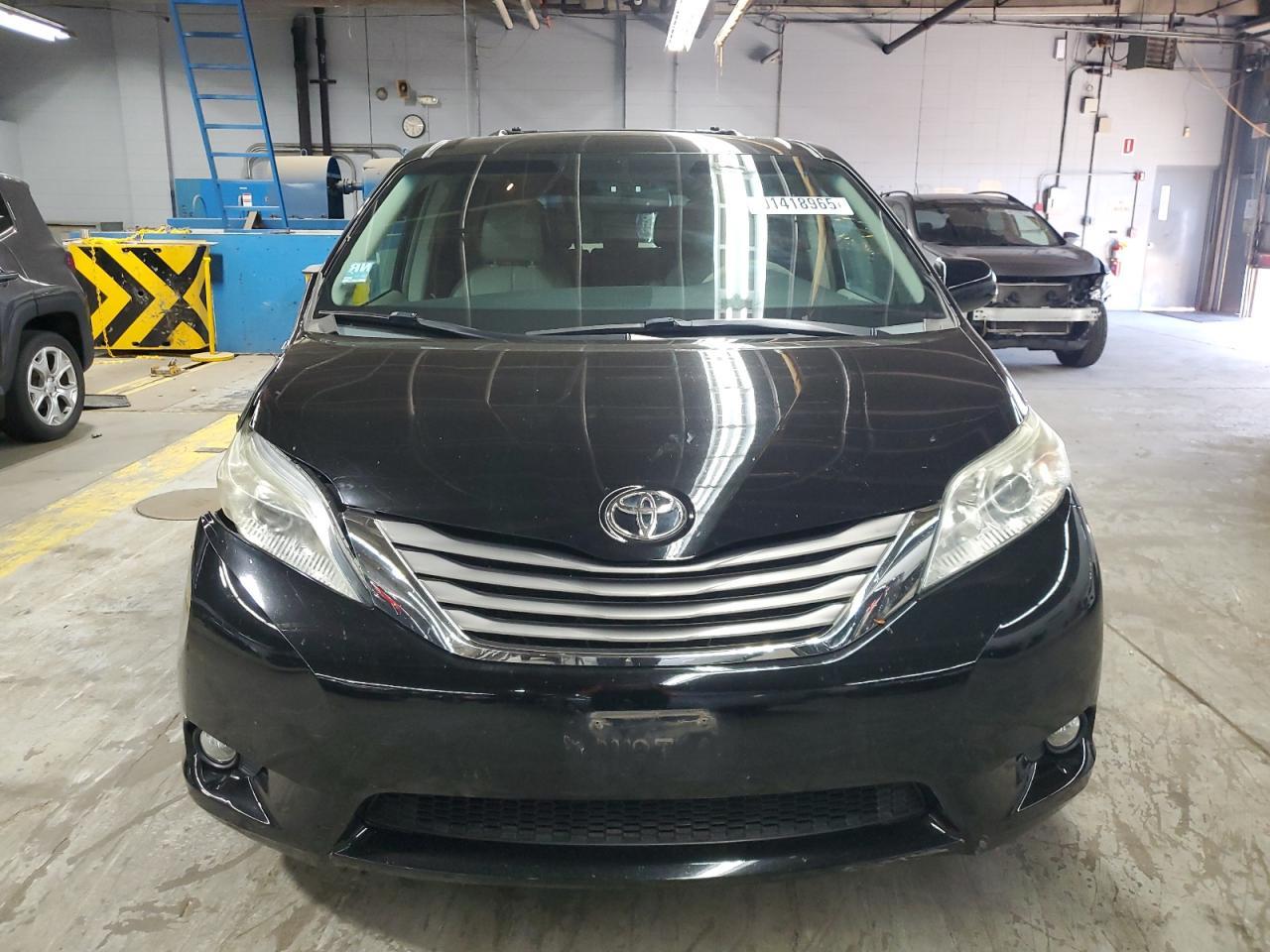 2011 TOYOTA SIENNA