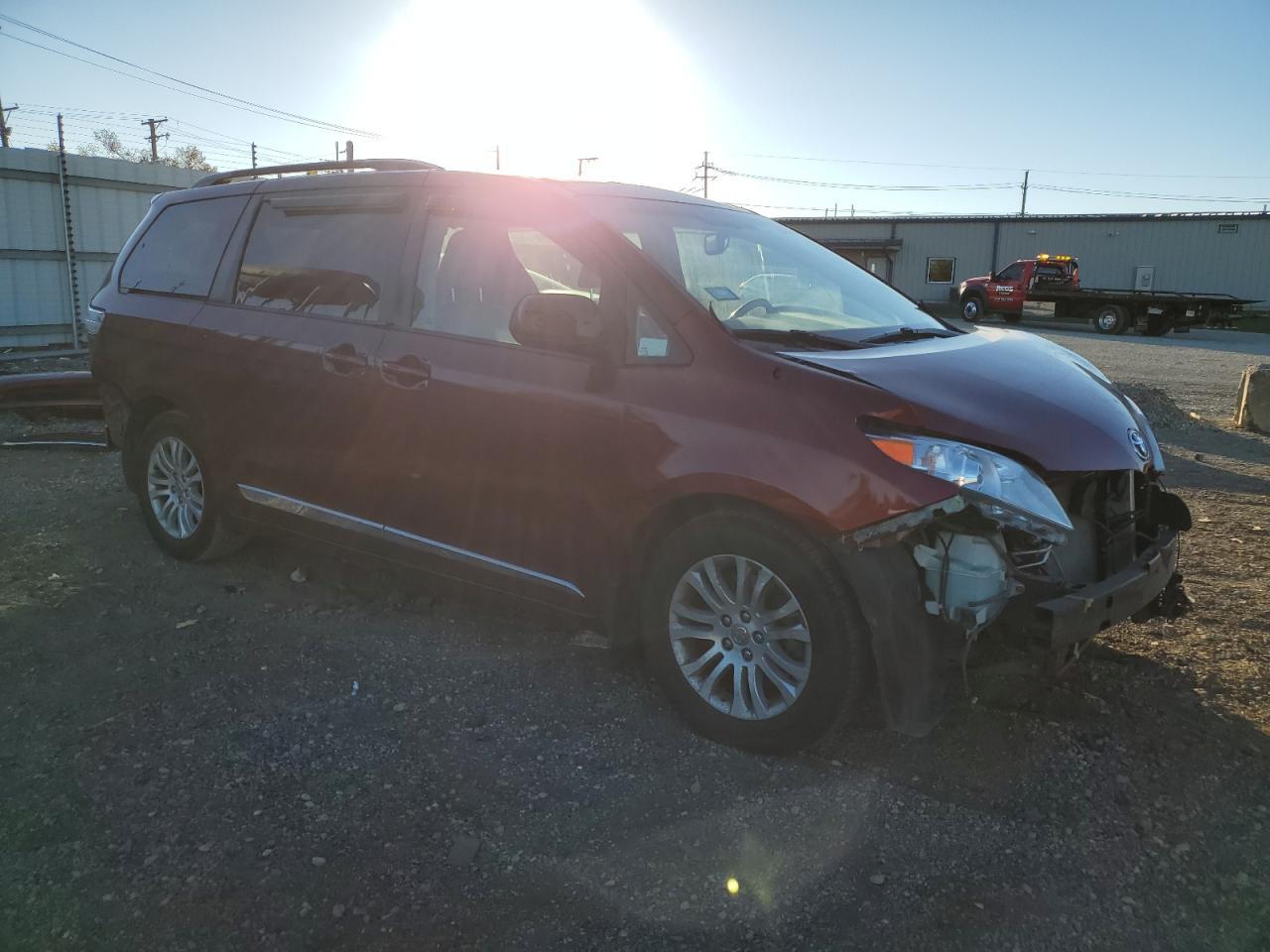 2012 TOYOTA SIENNA