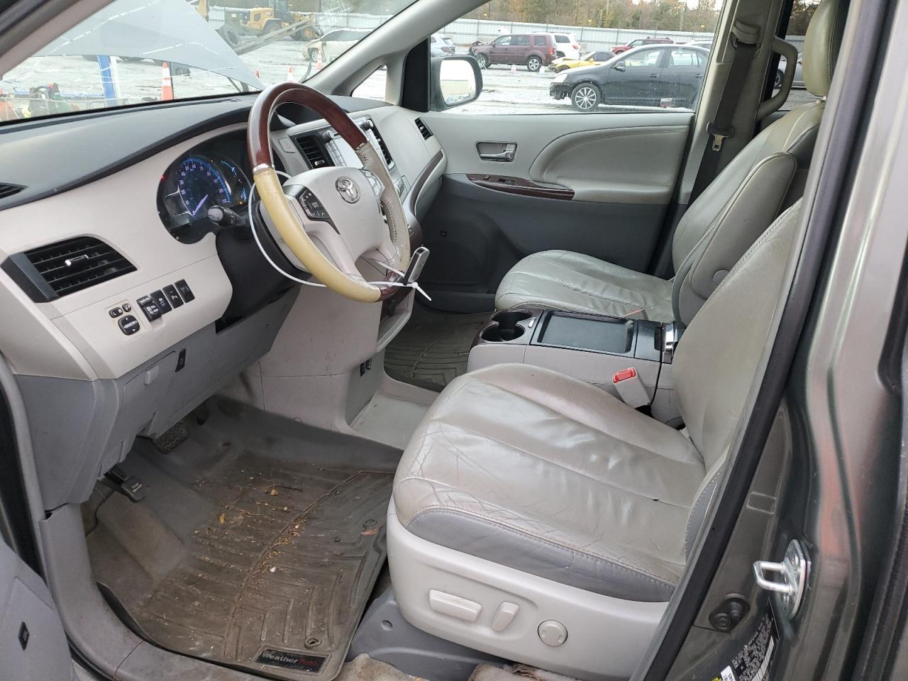 2011 TOYOTA SIENNA