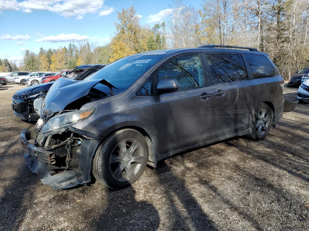 2011 TOYOTA SIENNA