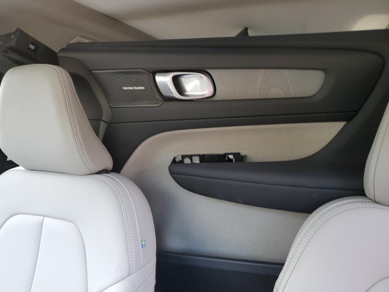 2025 VOLVO XC40