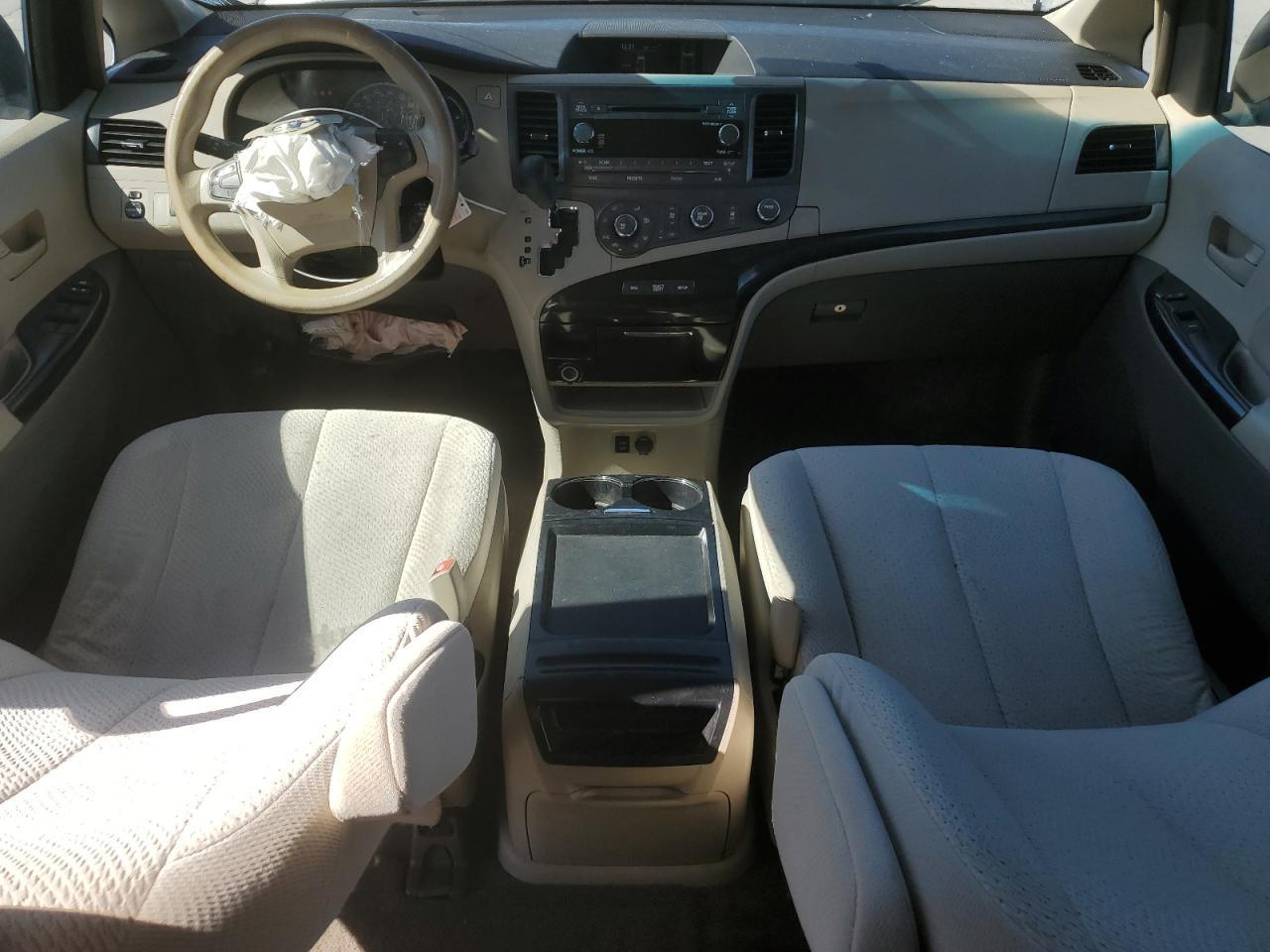 2011 TOYOTA SIENNA