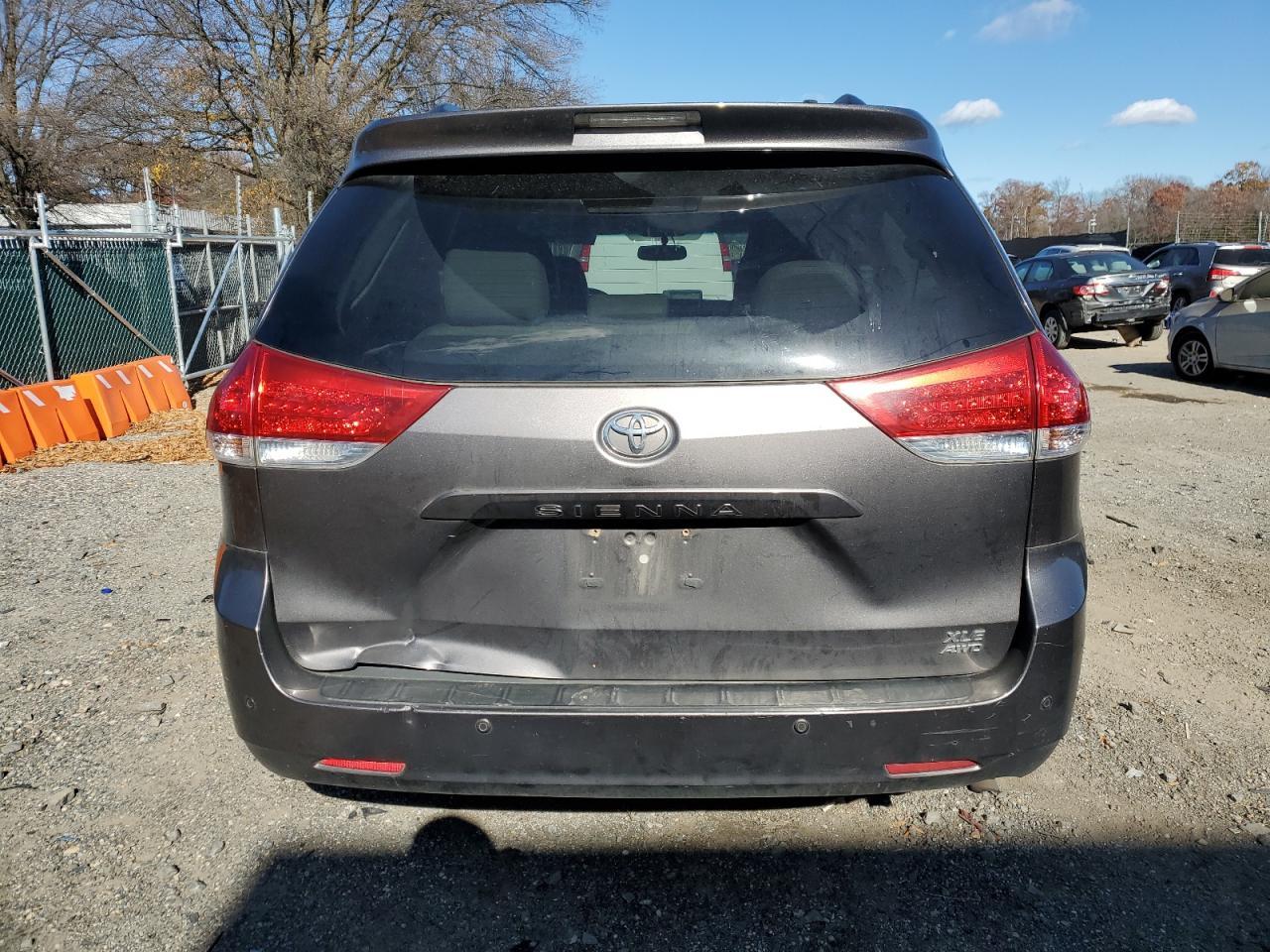 2014 TOYOTA SIENNA