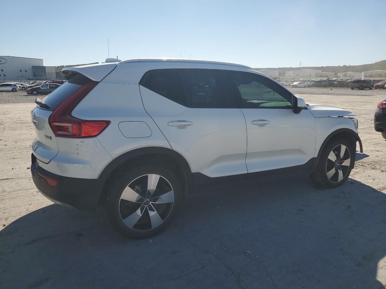 2022 VOLVO XC40