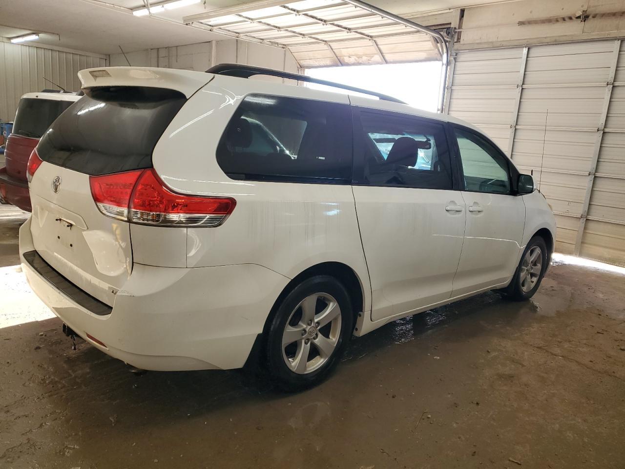 2012 TOYOTA SIENNA