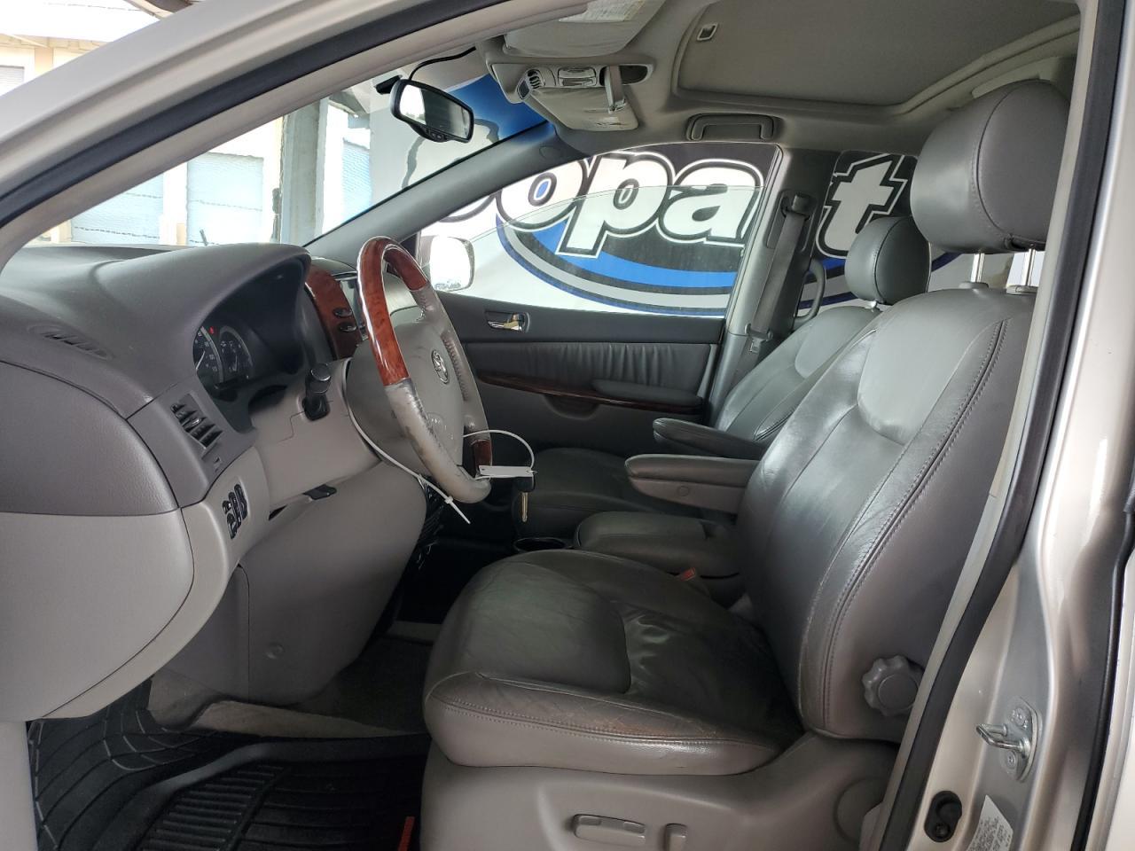 2004 TOYOTA SIENNA