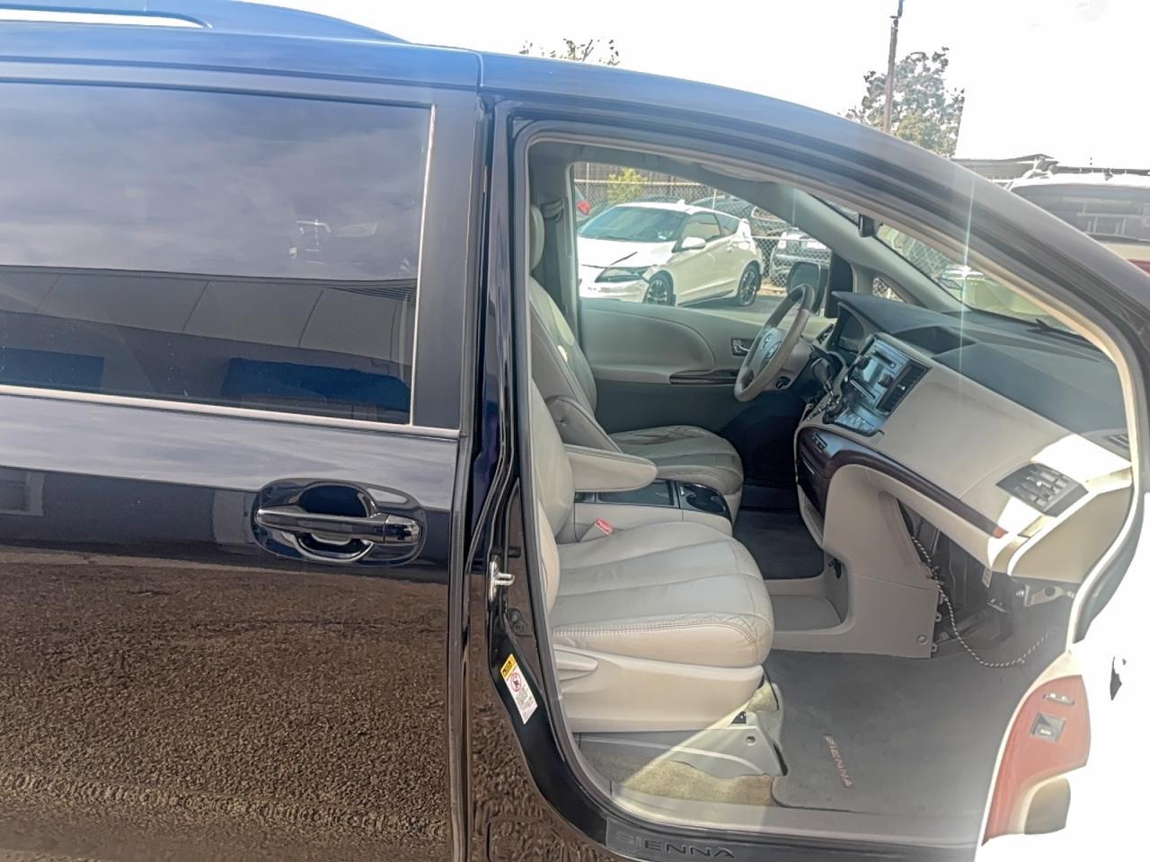 2011 TOYOTA SIENNA