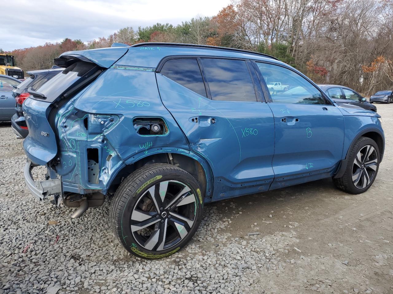 2025 VOLVO XC40