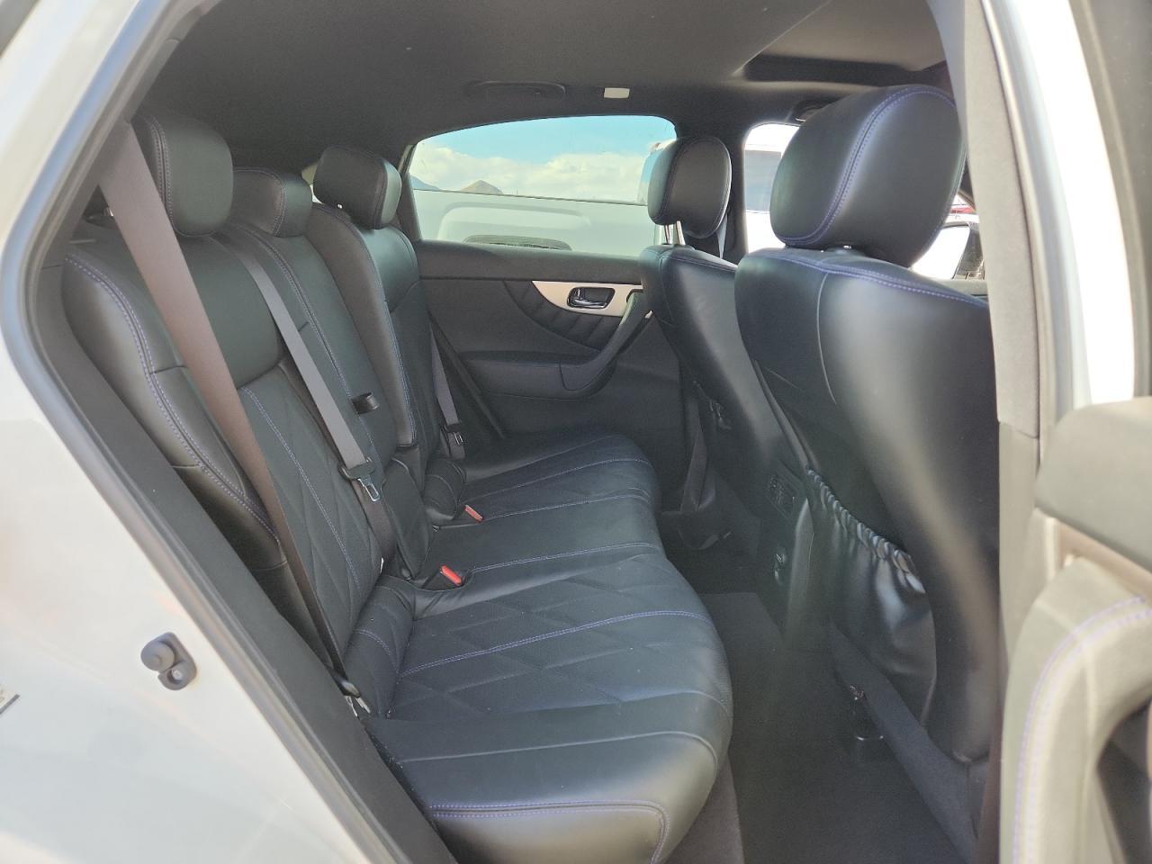 2017 INFINITI QX70