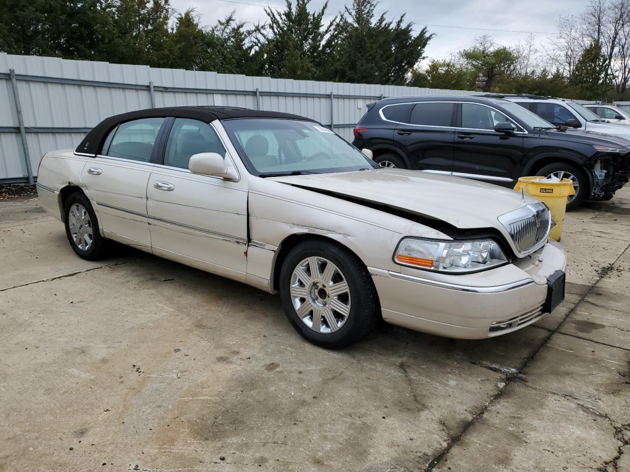 2003 LINCOLN Town Car