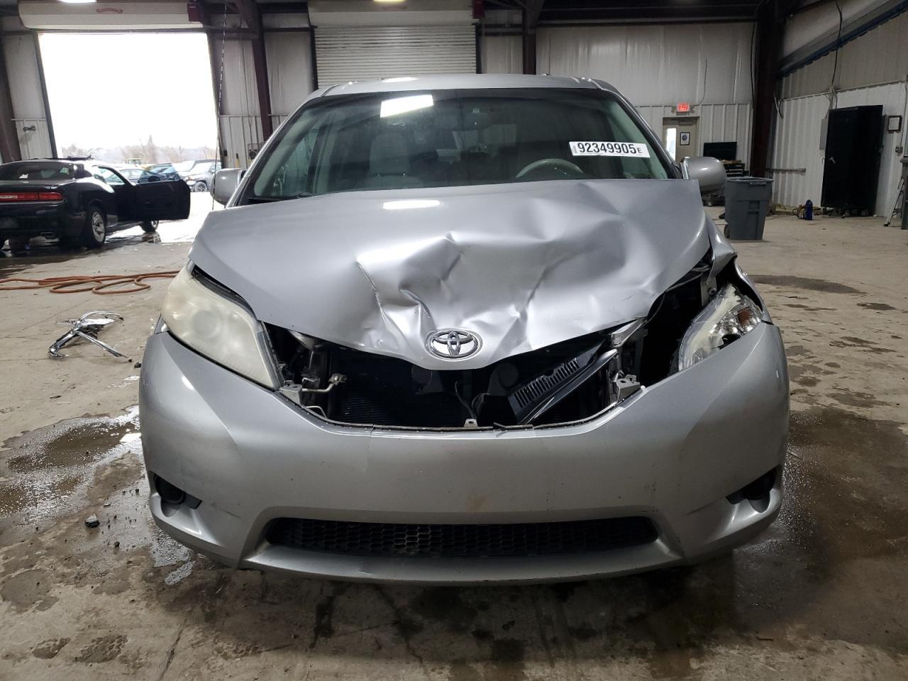 2011 TOYOTA SIENNA
