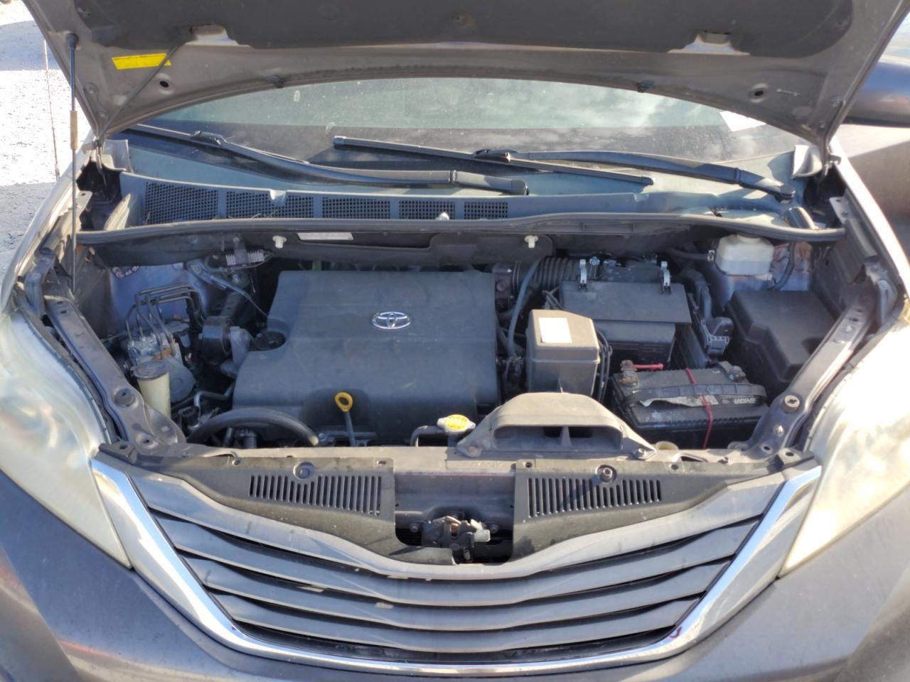 2012 TOYOTA SIENNA