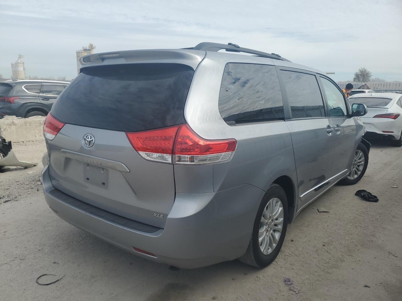 2012 TOYOTA SIENNA
