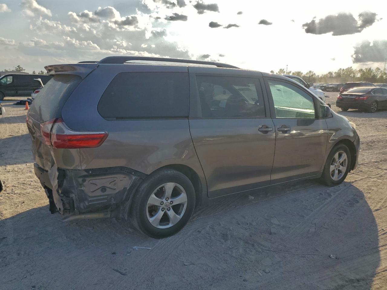 2017 TOYOTA SIENNA