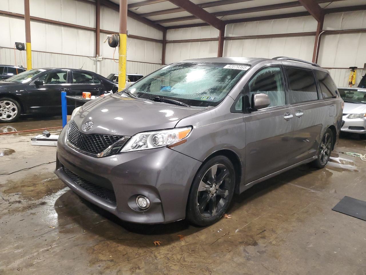 2013 TOYOTA SIENNA