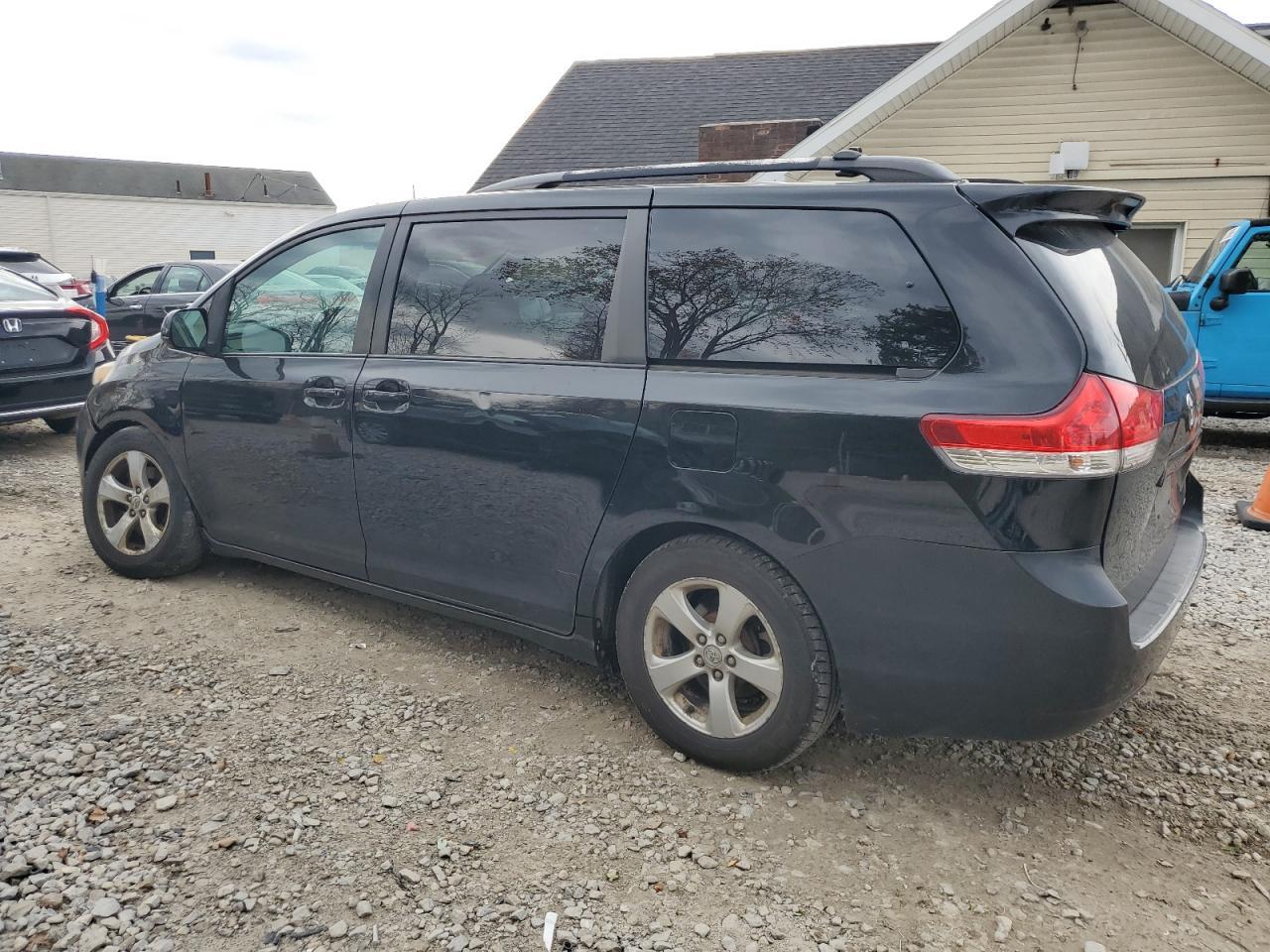 2011 TOYOTA SIENNA