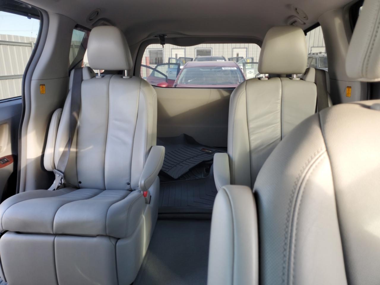 2013 TOYOTA SIENNA