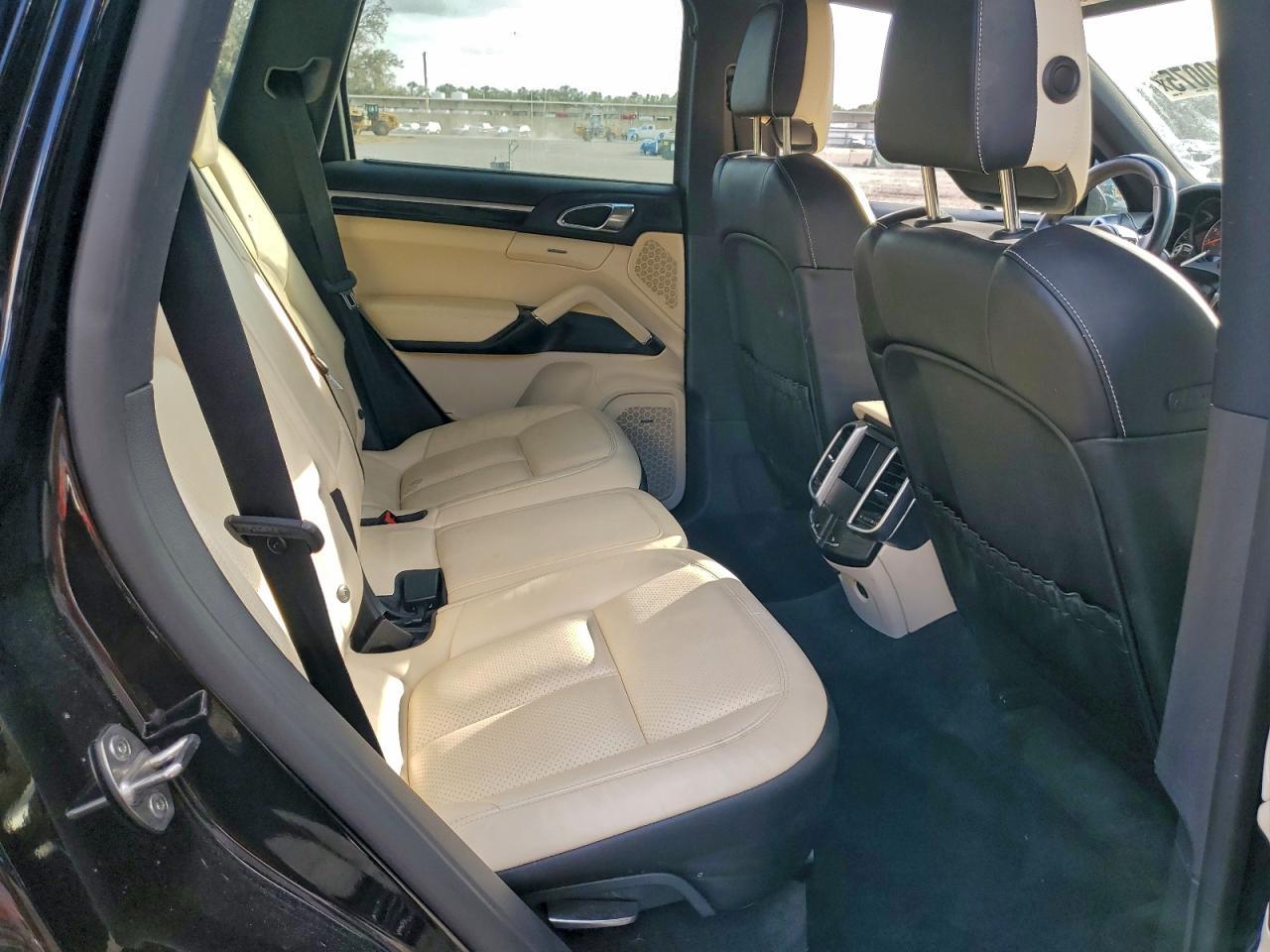 2017 PORSCHE CAYENNE