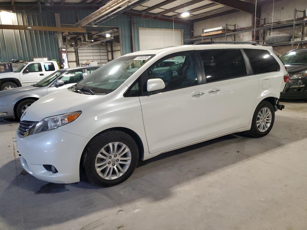 2017 TOYOTA SIENNA