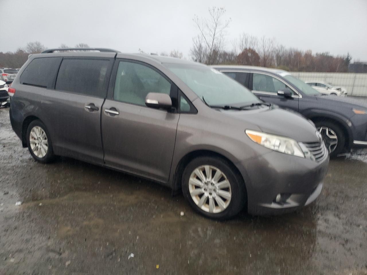 2013 TOYOTA SIENNA