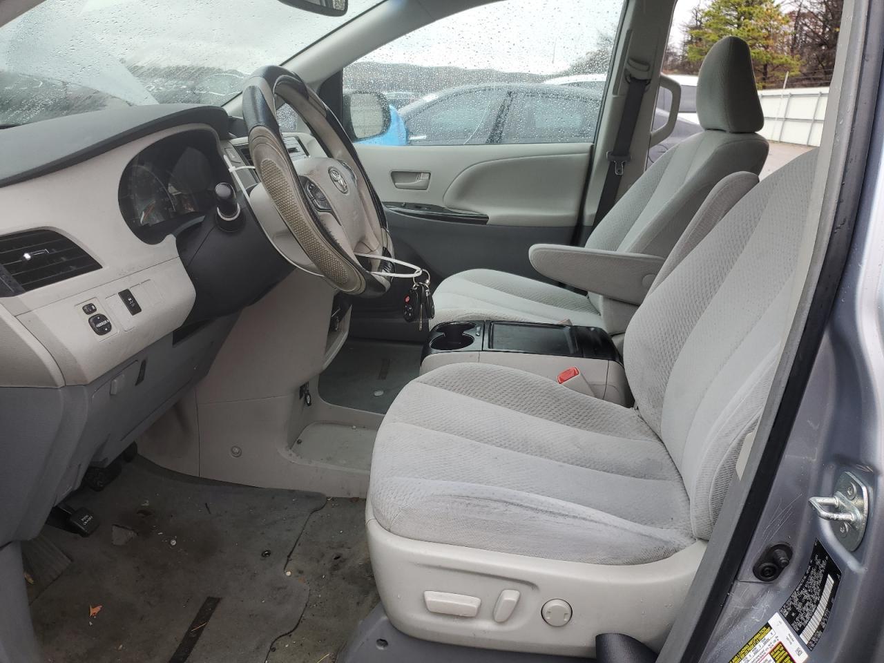 2012 TOYOTA SIENNA