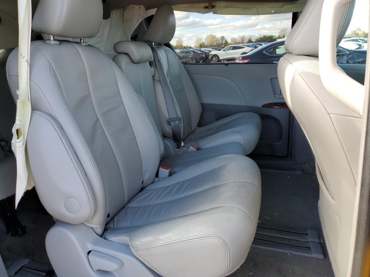 2014 TOYOTA SIENNA