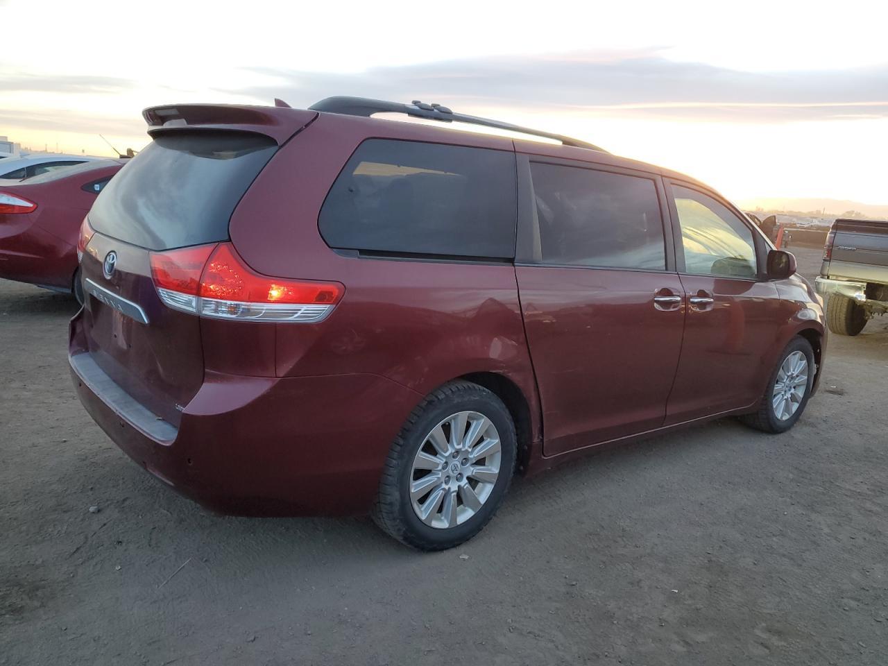2011 TOYOTA SIENNA