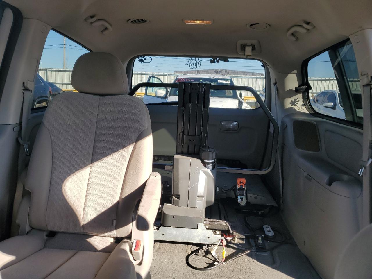 2011 KIA SEDONA