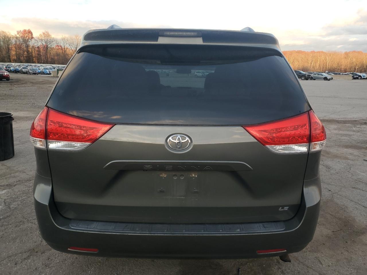 2012 TOYOTA SIENNA