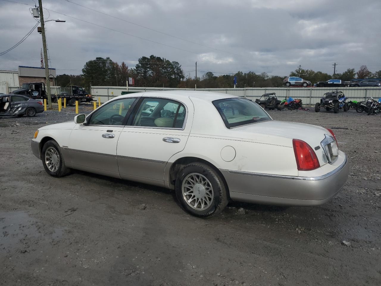 2002 LINCOLN Town Car