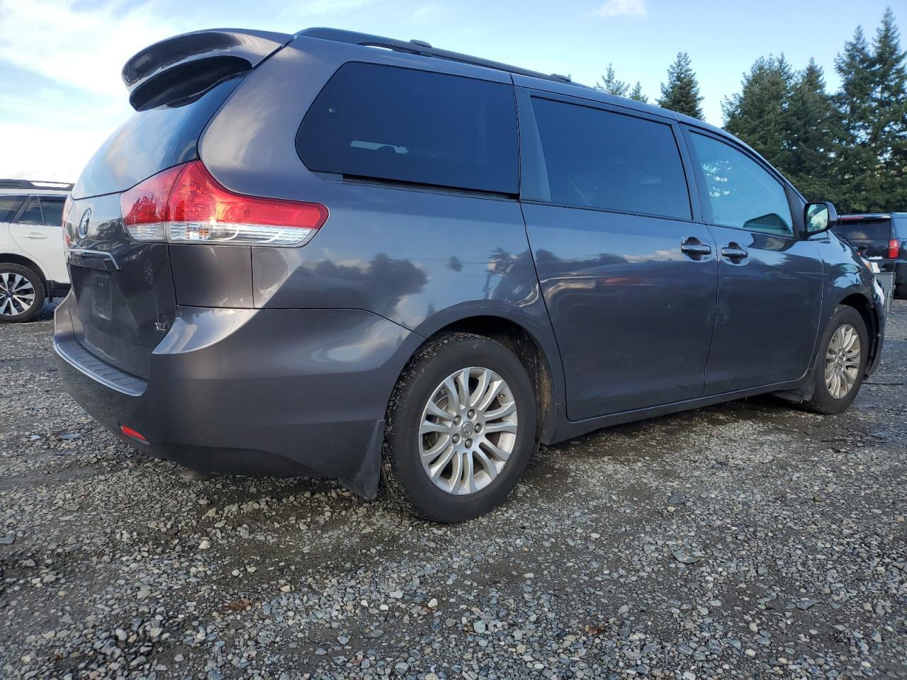 2012 TOYOTA SIENNA
