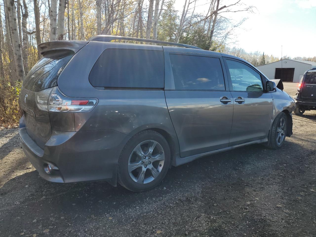 2011 TOYOTA SIENNA