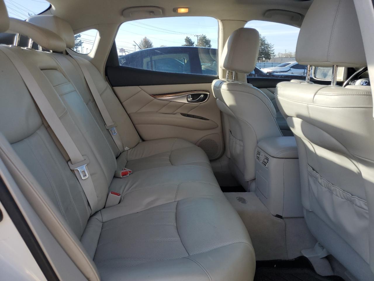 2011 INFINITI M37