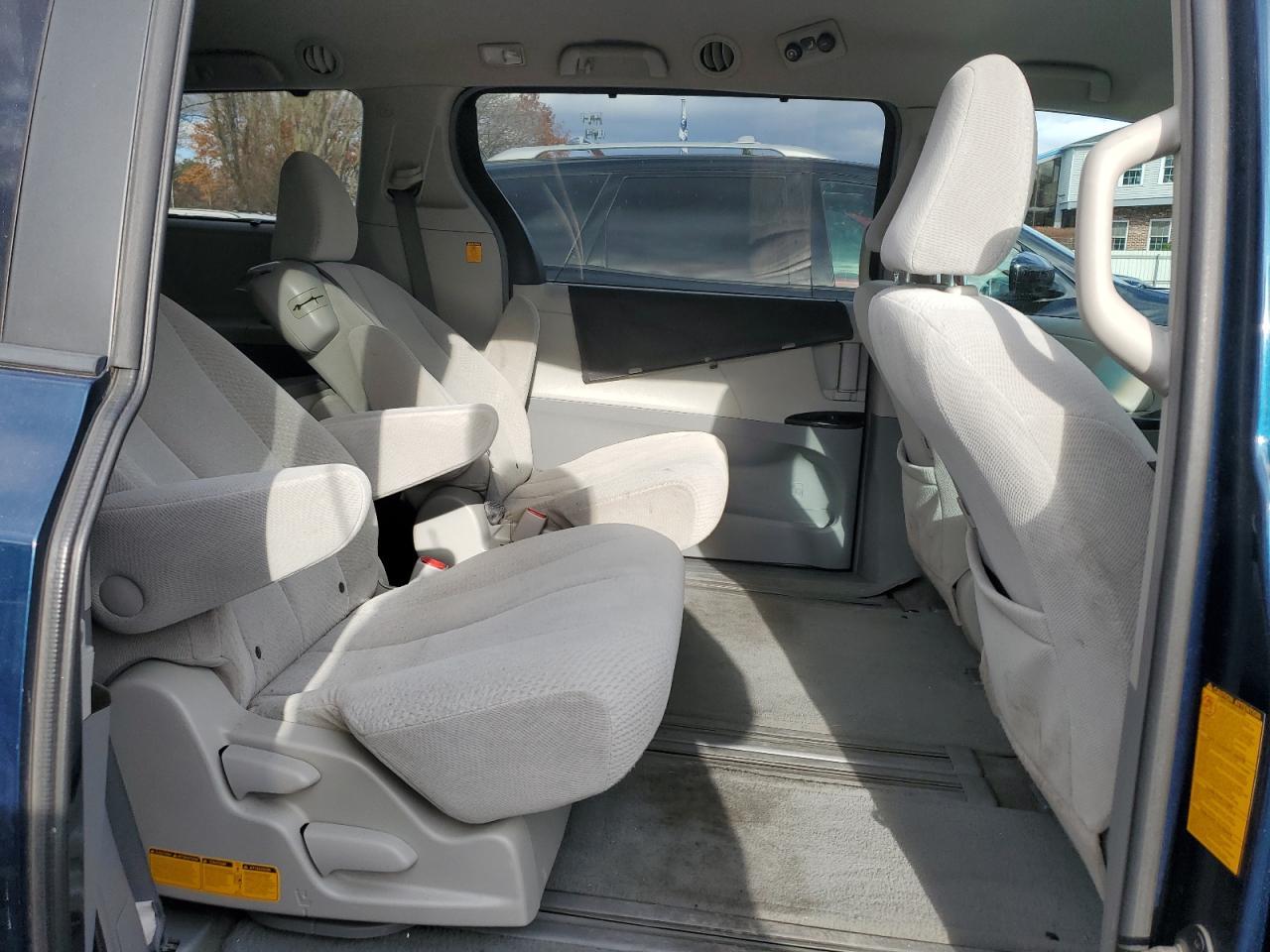 2011 TOYOTA SIENNA