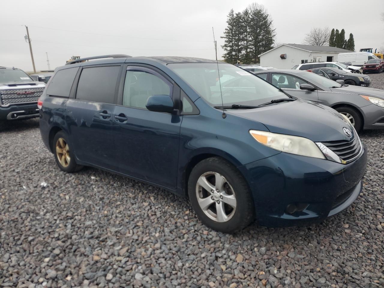 2011 TOYOTA SIENNA