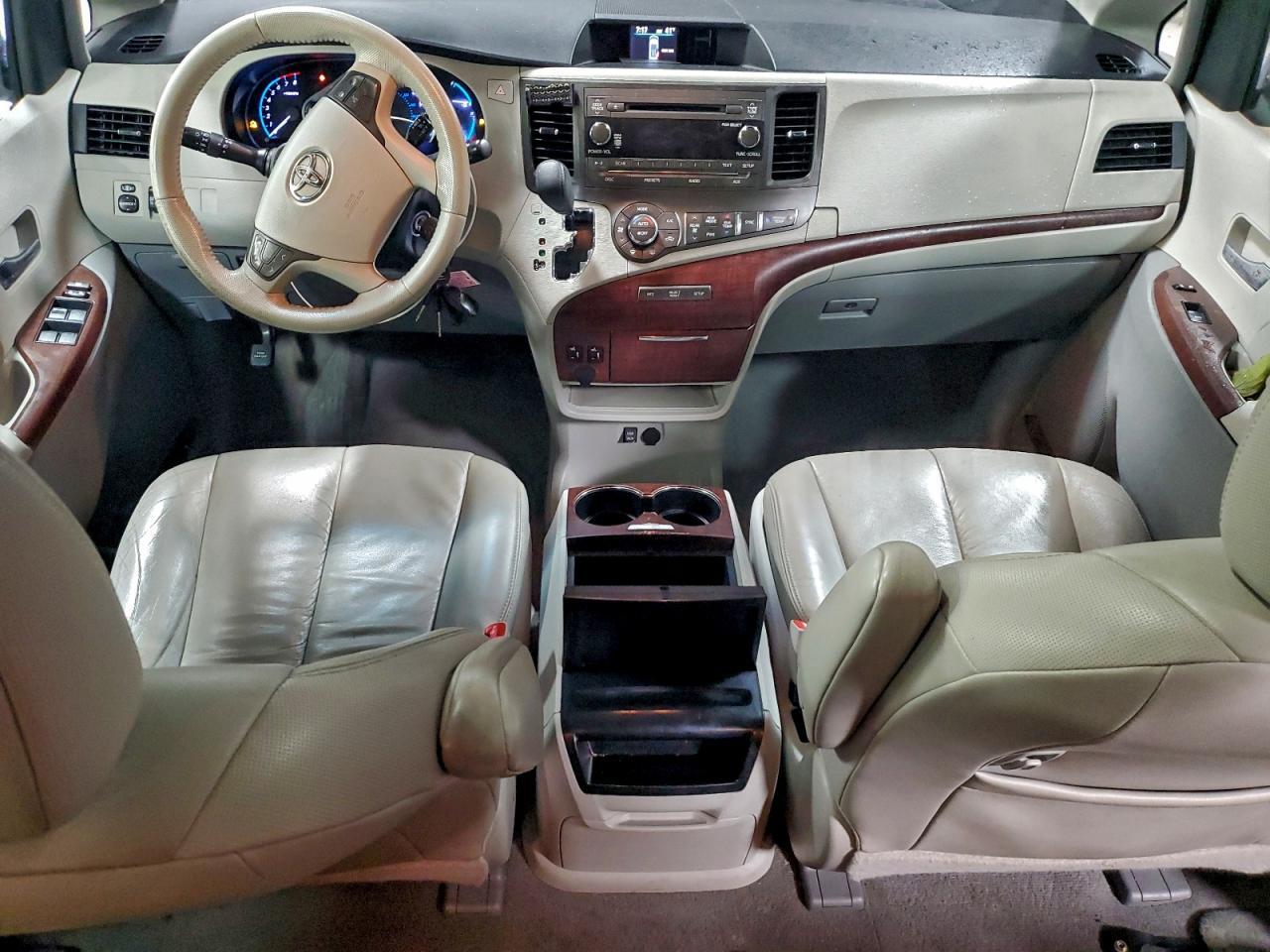 2011 TOYOTA SIENNA