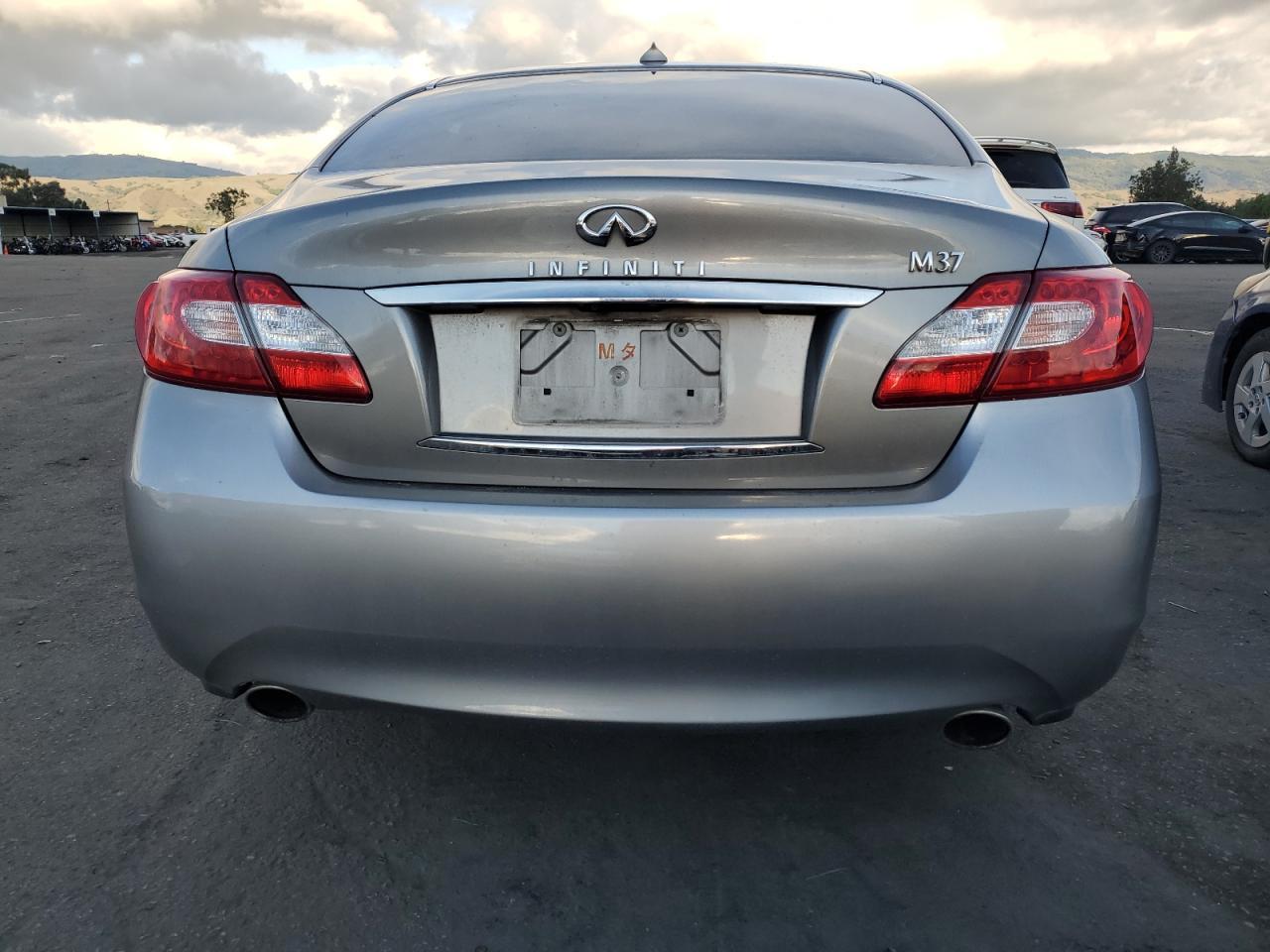 2011 INFINITI M37