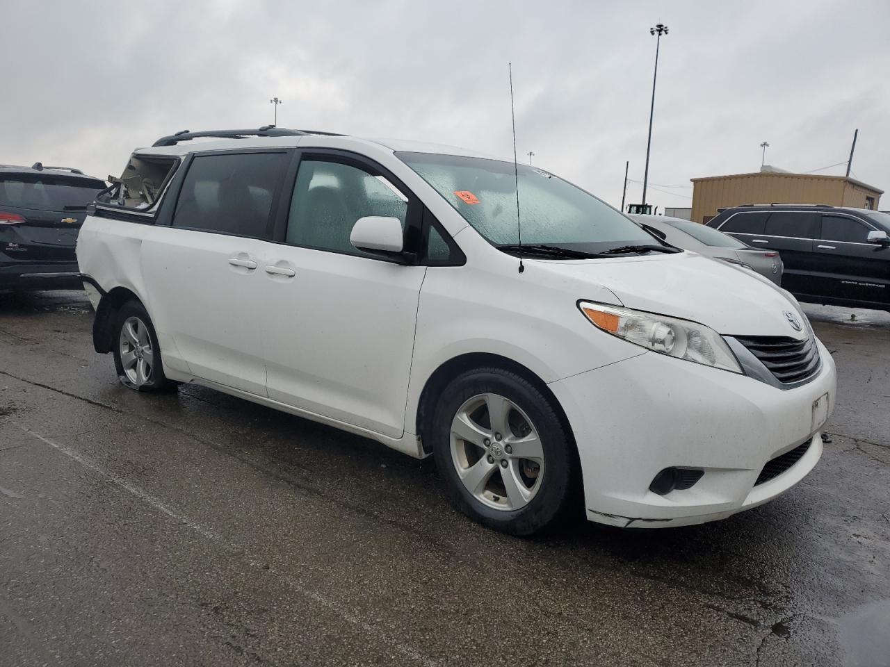 2011 TOYOTA SIENNA