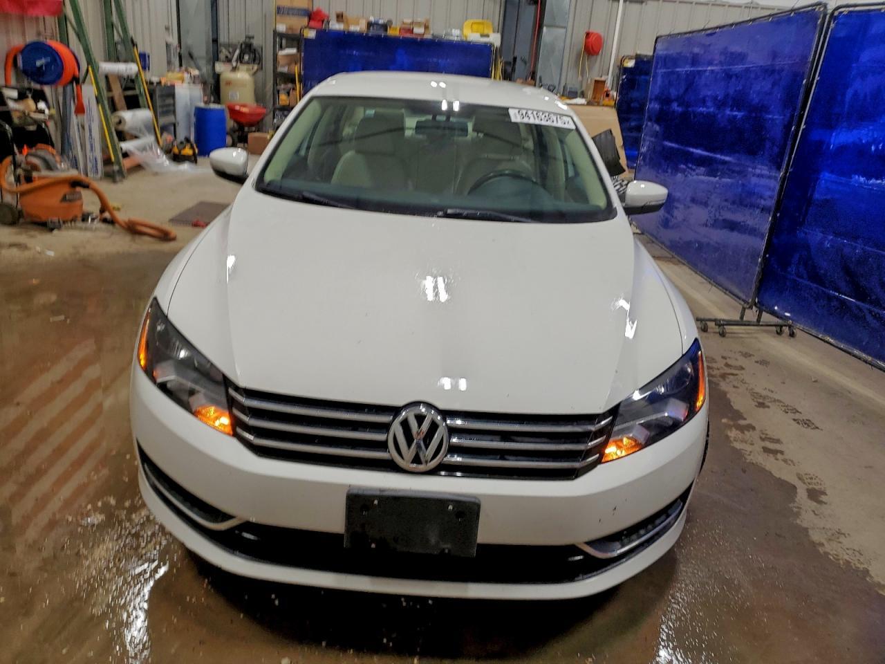 2014 VOLKSWAGEN Passat