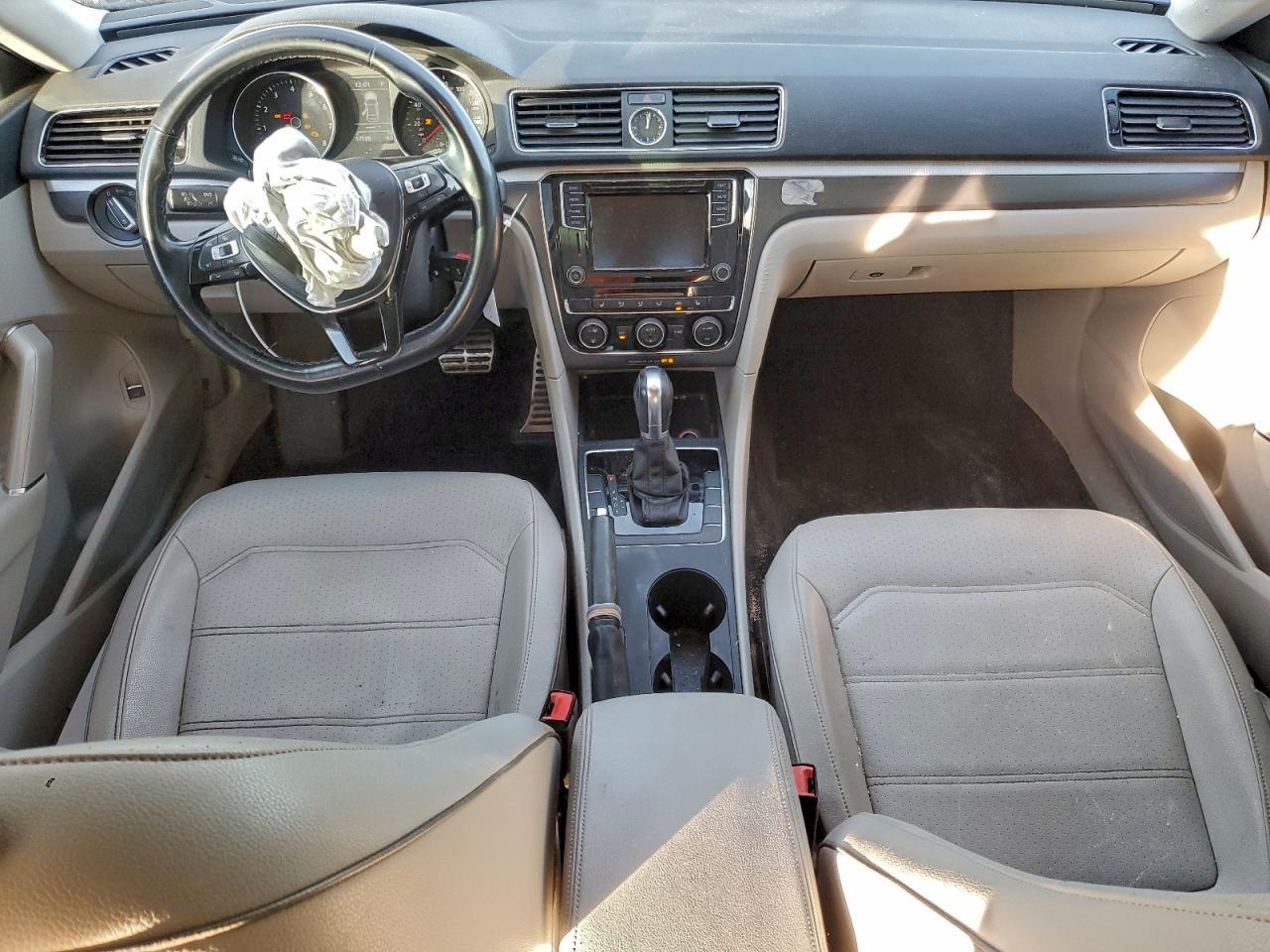 2017 VOLKSWAGEN Passat