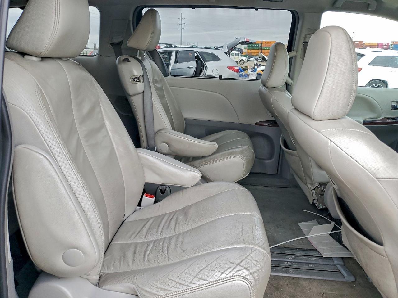 2013 TOYOTA SIENNA
