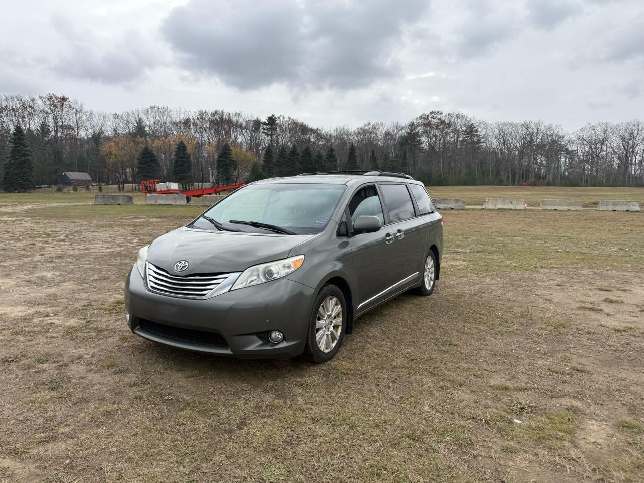 2011 TOYOTA SIENNA