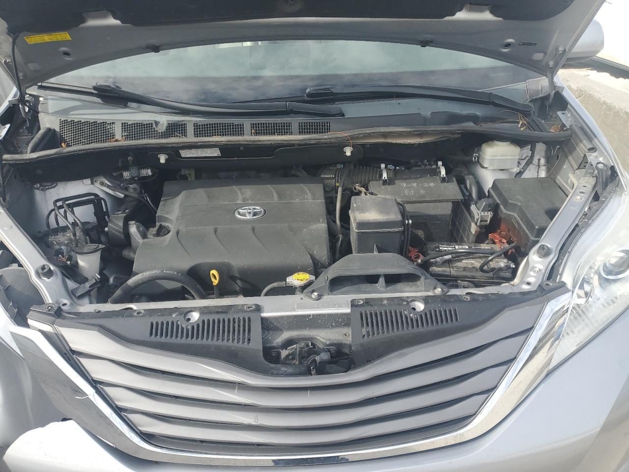 2012 TOYOTA SIENNA