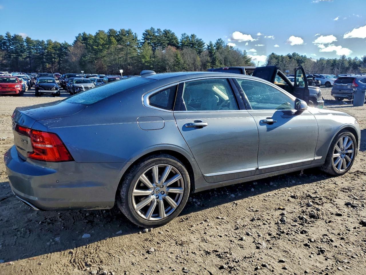 2017 VOLVO S90