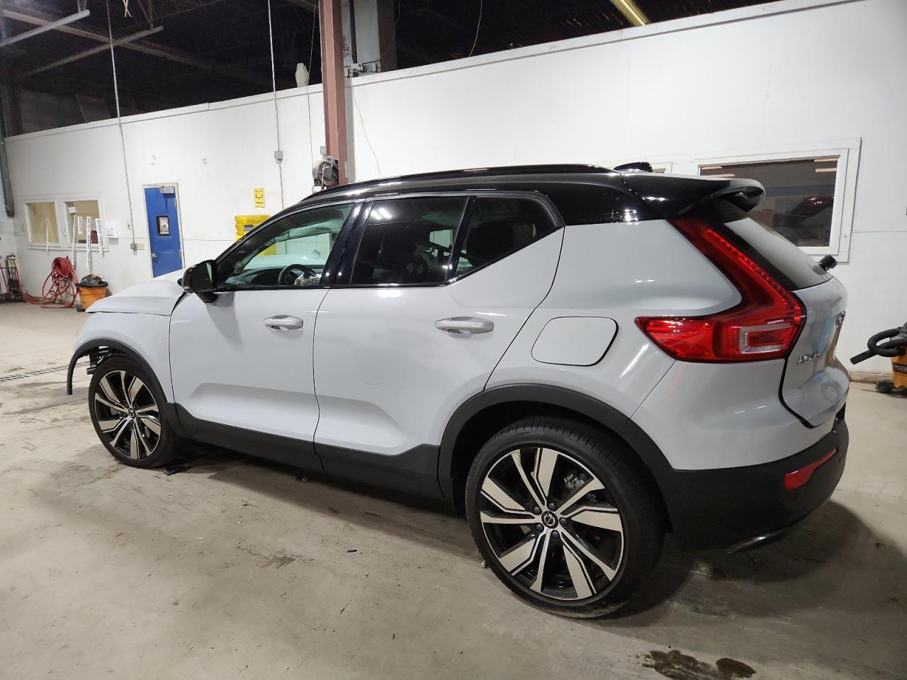 2022 VOLVO XC40